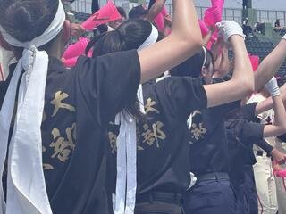 今年度は1年生部員も入部し,少ない練習時間の中で話し合い,練習を重ねてきました。 しかし,球場では試合展開に合わせて想定外の事態も多々発生します。 実際に試合中にどのようなことが起きるのかをしっかりと想定して,何事にも動じずに堂々と応援をリードしていくことが重要になる一方で,まだまだその意識は十分ではないのが実情です。 今回の3回戦応援での反省を次戦応援に生かし,応援団体全体で一体となった応援ができるように努めてまいります。
